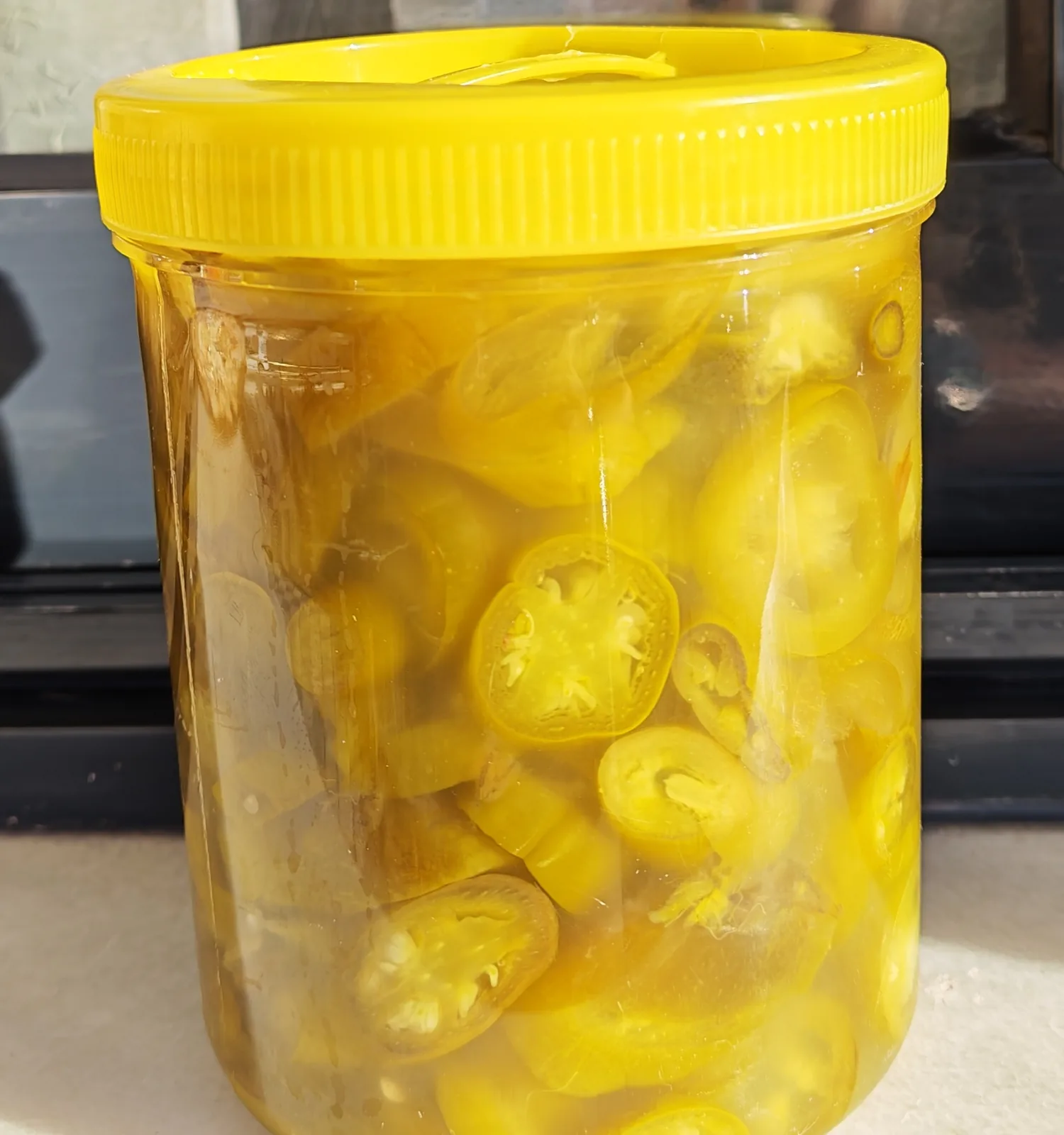1 kg kavanozda dilimlenmiş acı biber turşusu