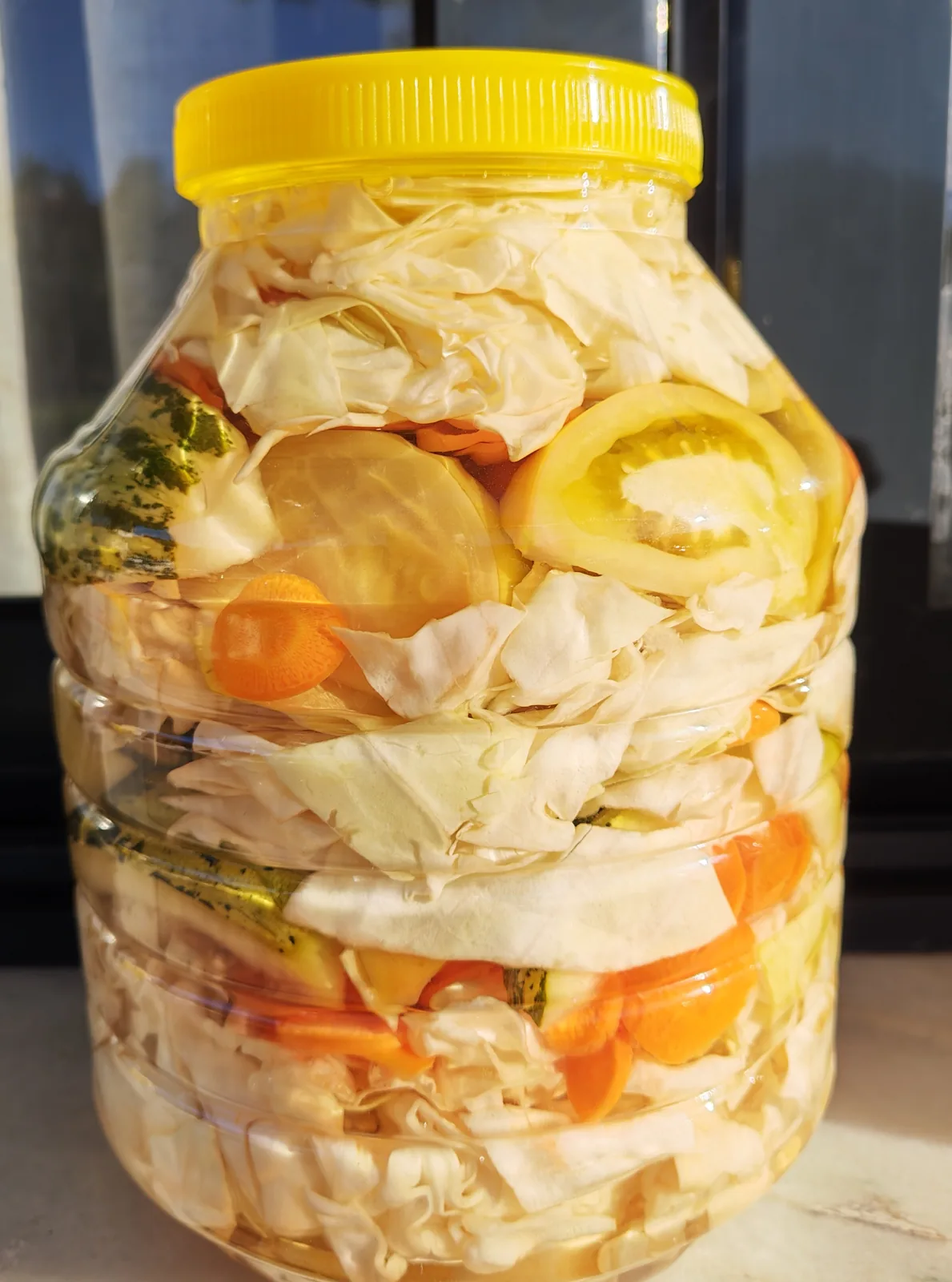 Lahana, yeşil domates, havuç ve kelekle kurulmuş 5 kg karışık turşu kavanozu