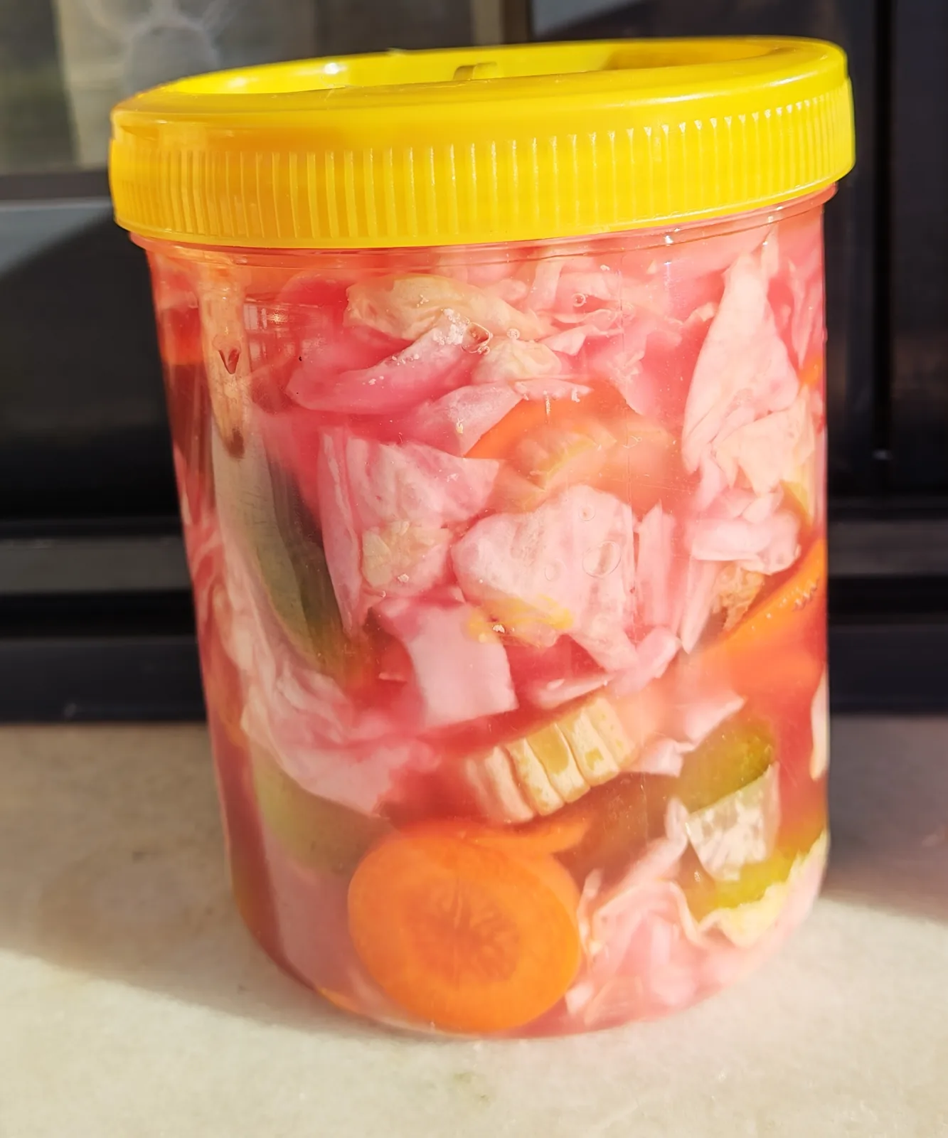 Kırmızı lahanayla pembeleşmiş lahana, havuç ve salatalıklı 1 kg karışık turşu kavanozu