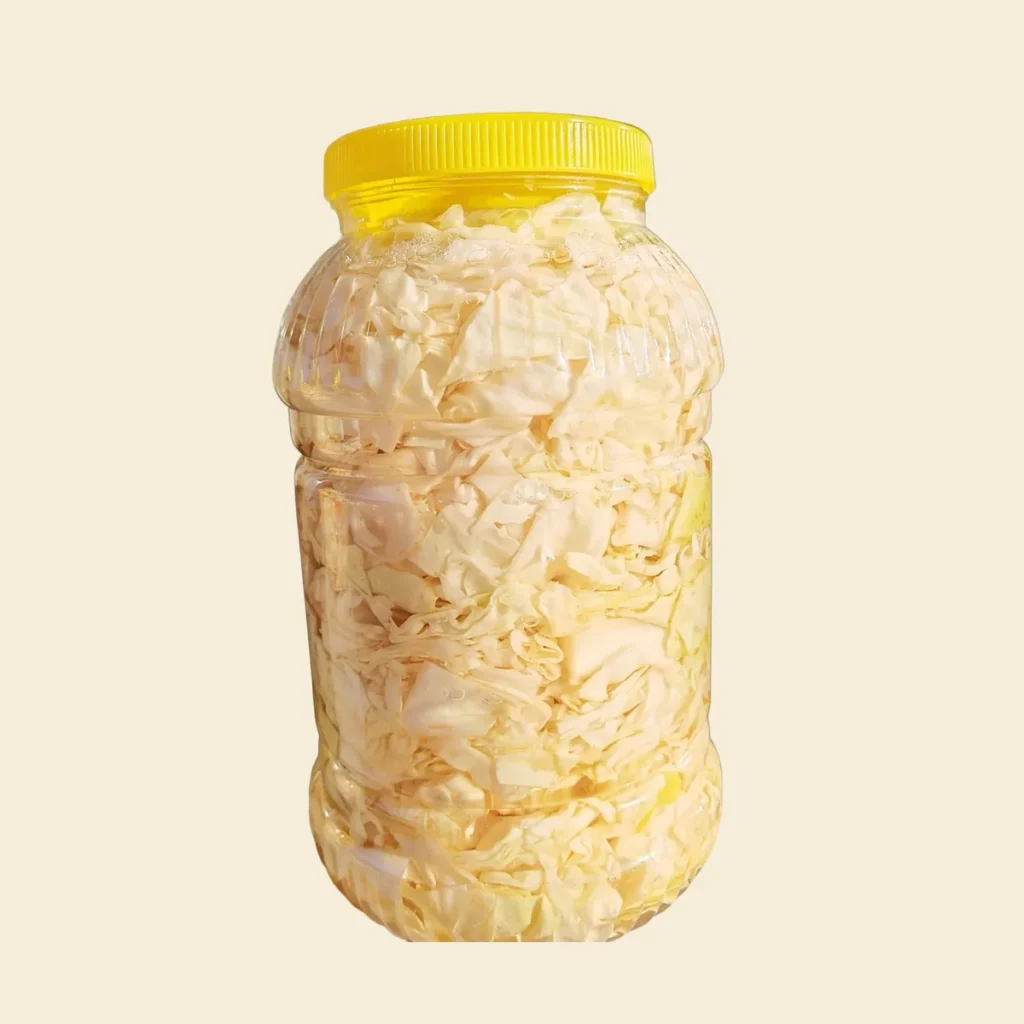 5 kg kavanozda beyaz lahana turşusu, düz zeminde